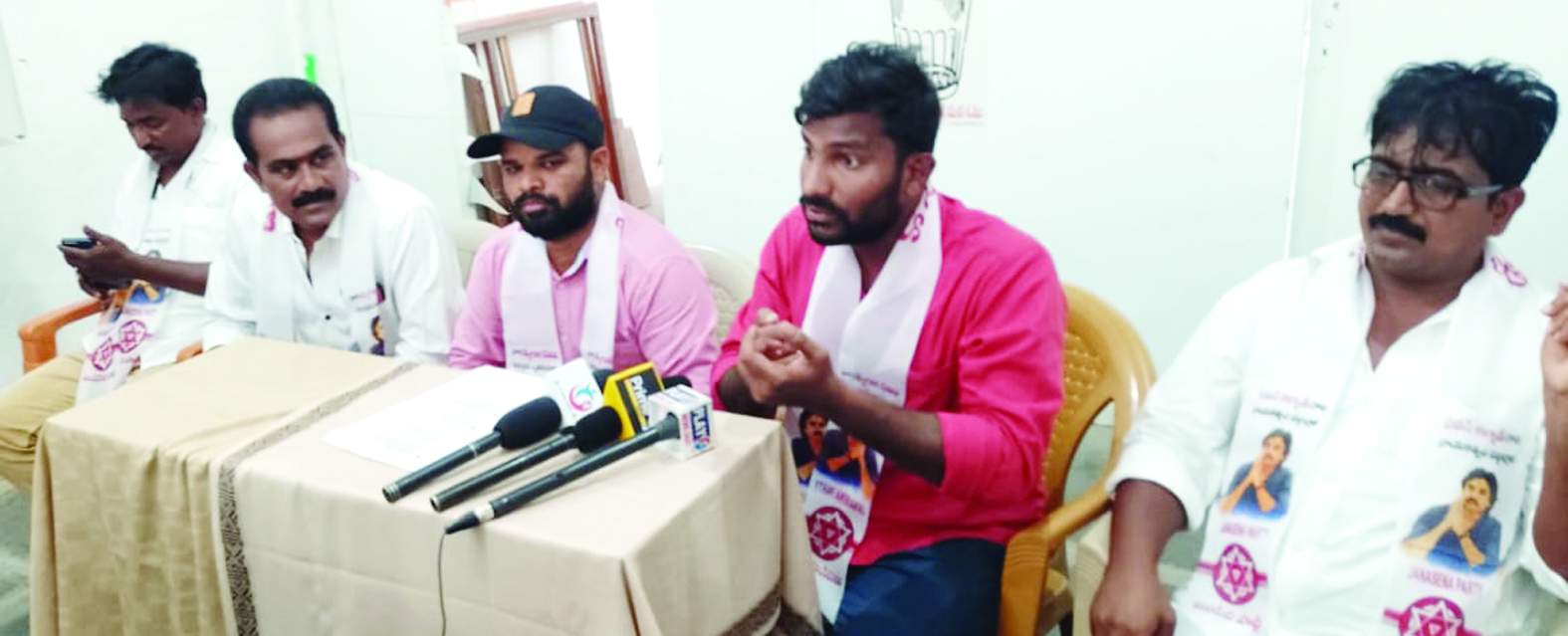 సమావేశంలో మాట్లాడుతున్న మహేష్‌ యాదవ్‌