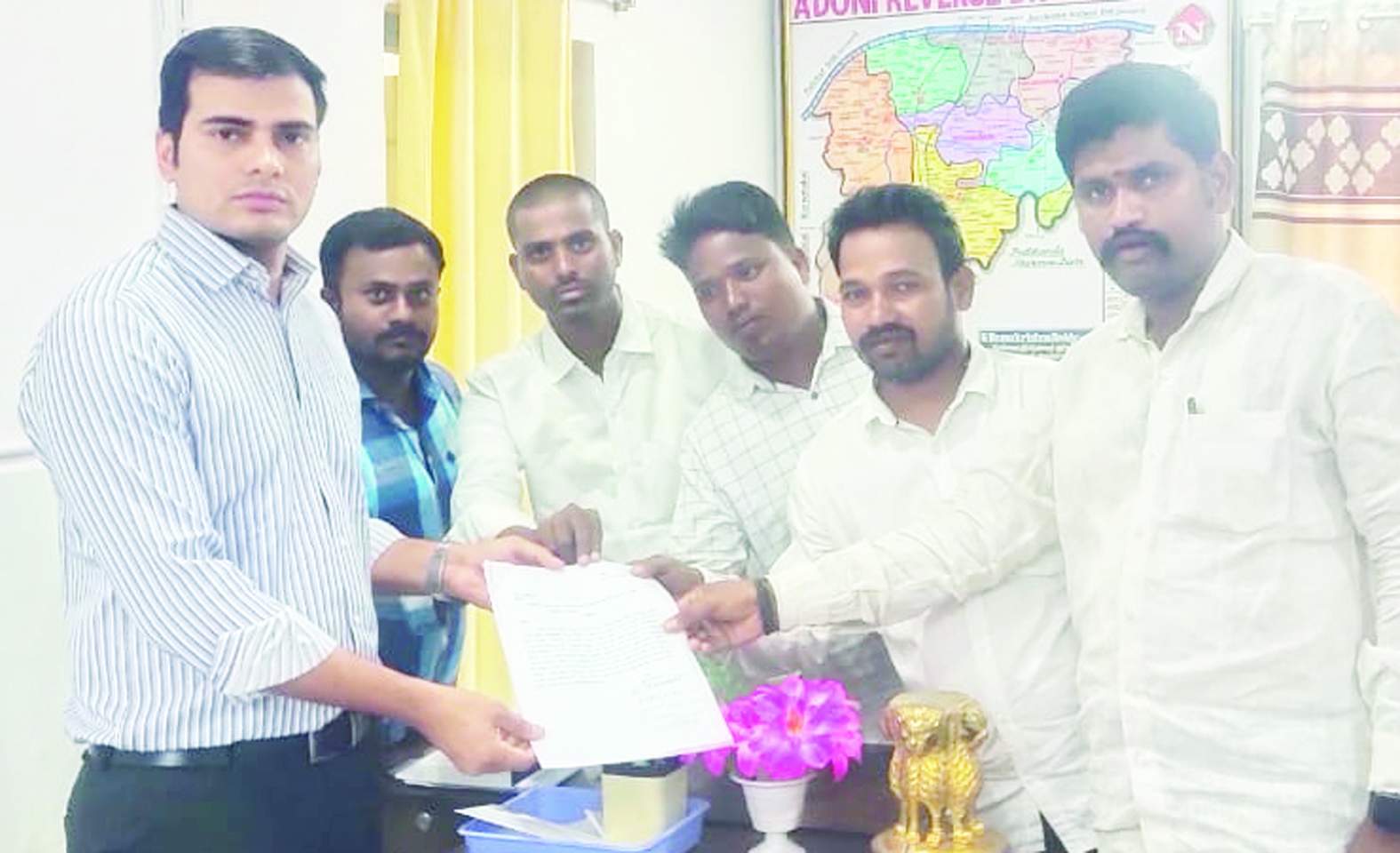 సబ్‌ కలెక్టర్‌కు వినతిపత్రం ఇస్తున్న జర్నలిస్టులు