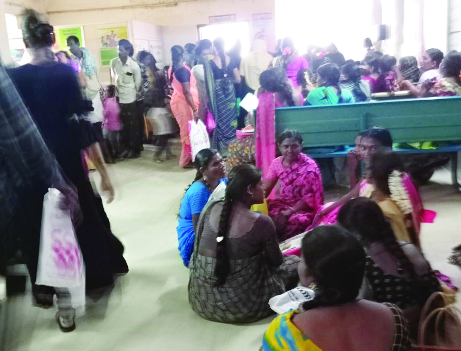 స్కానింగ్‌ కోసం వేచి ఉన్న గర్భిణులు