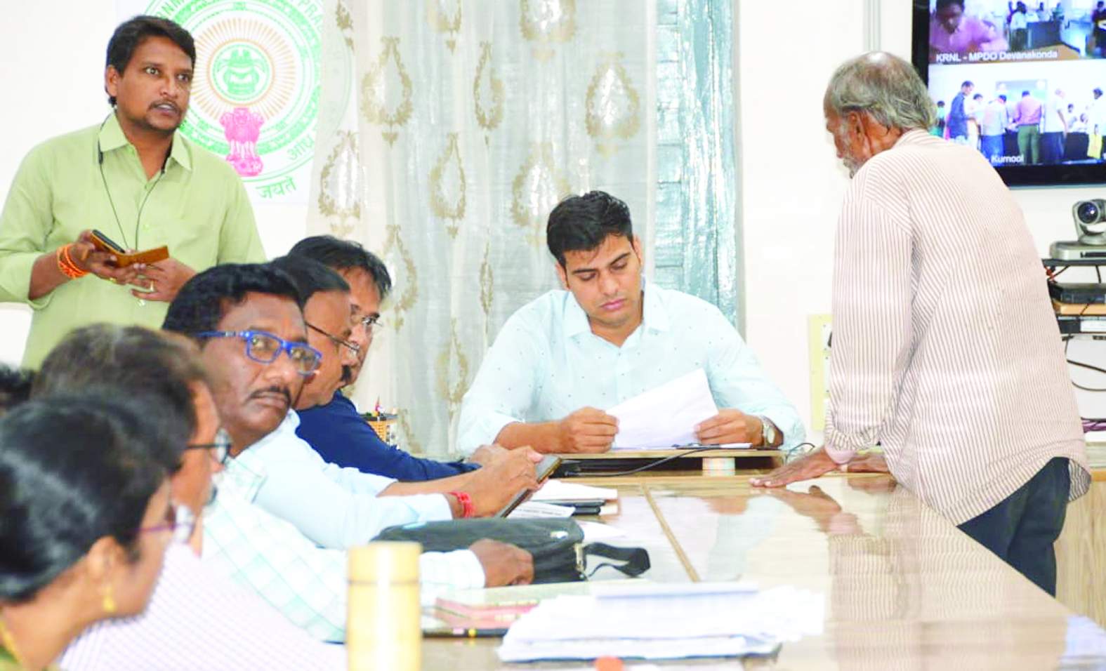 వినతిపత్రం స్వకరిస్తున్న సబ్‌ కలెక్టర్‌