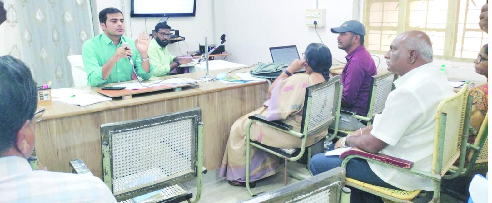 సమావేశంలో మాట్లాడుతున్న సబ్‌ కలెక్టర్‌ అభిషేక్‌ కుమార్‌