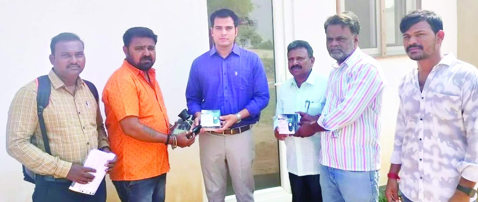 ఐరిస్‌ పరికరాలు పంపిణీ చేస్తున్న సబ్‌ కలెక్టర్‌ అభిషేక్‌ కుమార్‌