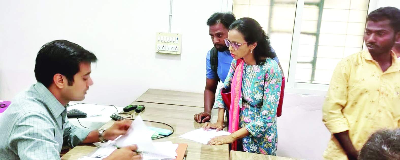 అర్జీదారుల నుంచి అర్జీలు స్వీకరిస్తున్న సబ్‌ కలెక్టర్‌ అభిషేక్‌ కుమార్‌