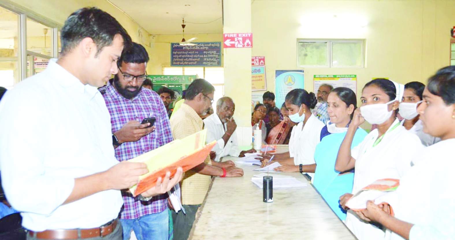 ఆస్పత్రిని తనిఖీ చేస్తున్న సబ్‌ కలెక్టర్‌