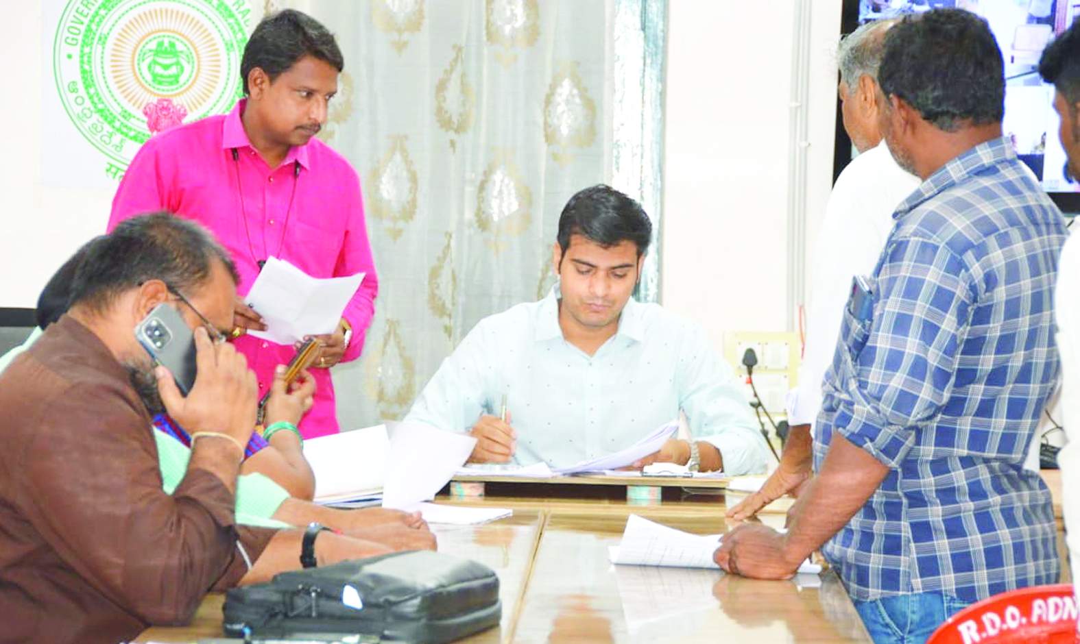 అర్జీలను స్వీకరిస్తున్న సబ్‌ కలెక్టర్‌ అభిషేక్‌ కుమార్‌