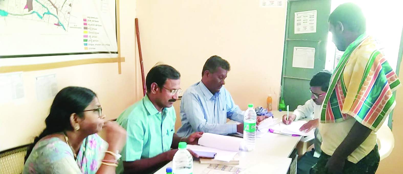 సచివాలయంలో వివరాలు సేకరిస్తున్న జిల్లా ఉపాధి అధికారి మధుసూదన్‌