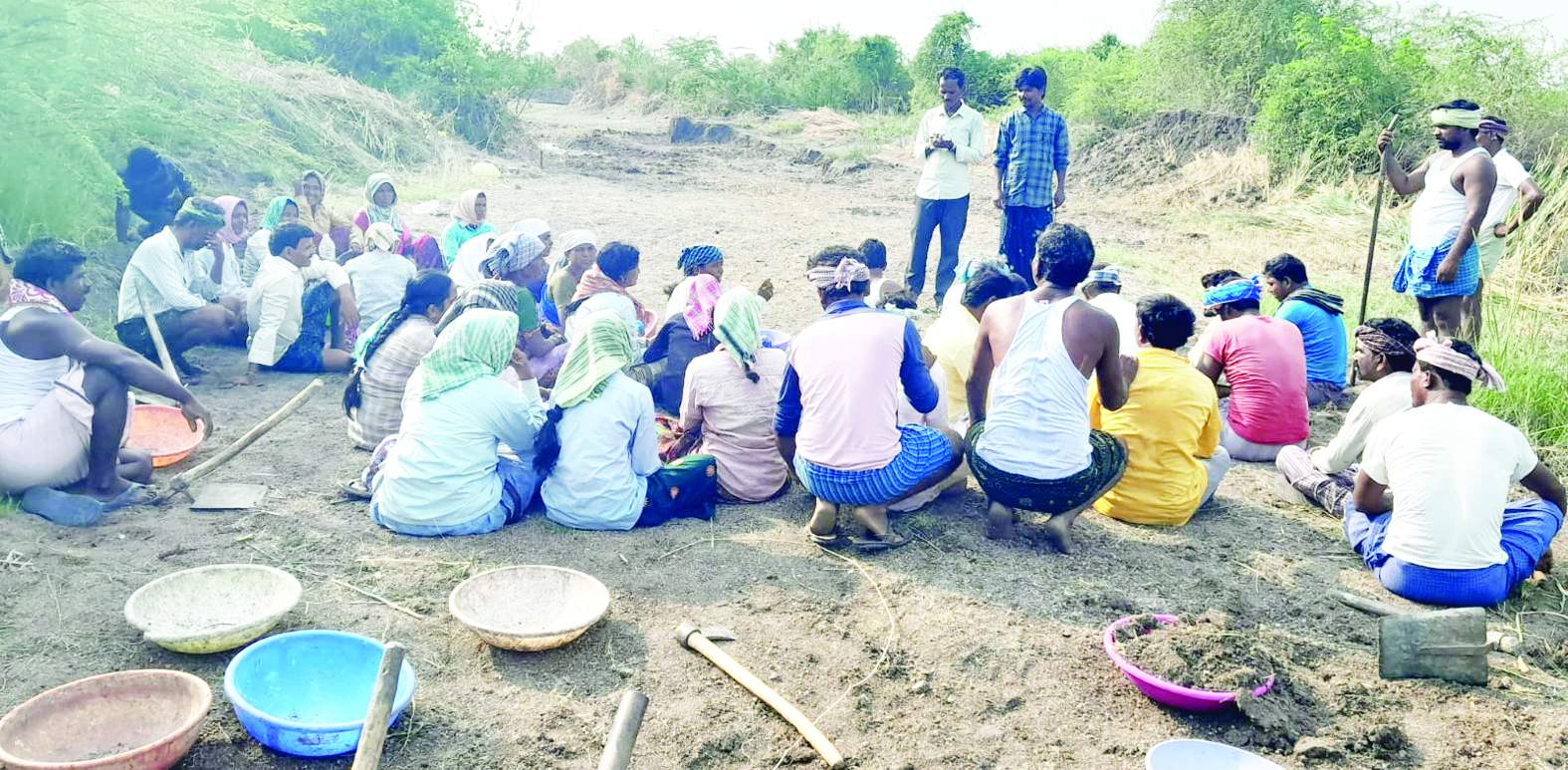 ఉపాధి కూలీలతో మాట్లాడుతున్న తిక్కప్ప
