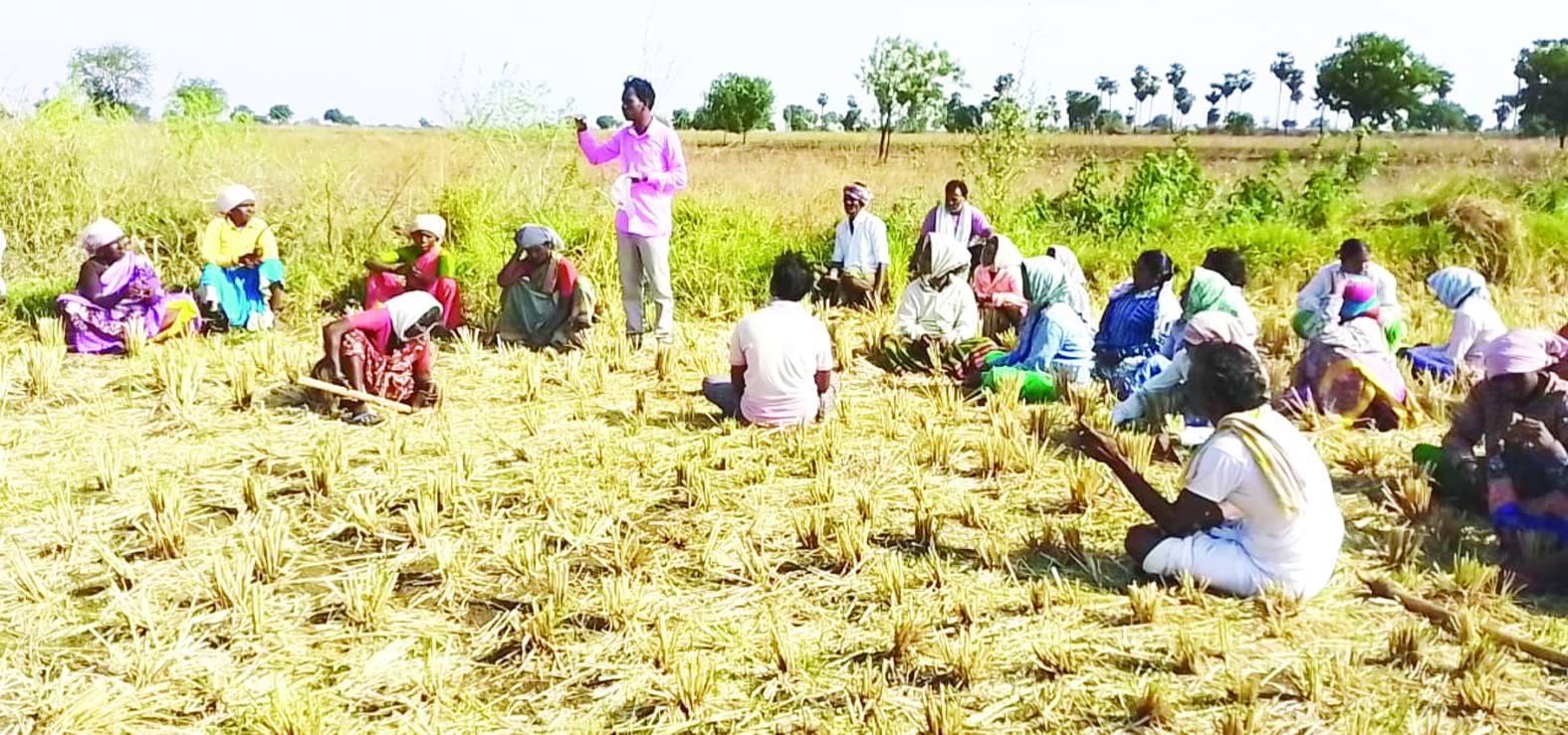 ఉపాధి కూలీలతో మాట్లాడుతున్న వ్యకాస, కెవిపిఎస్‌ నాయకులు