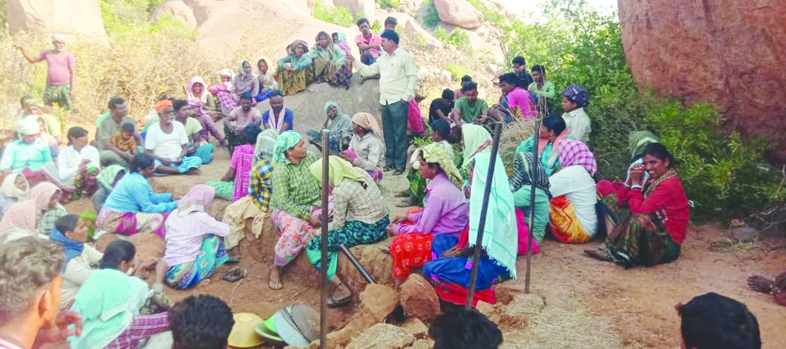 ఆదోనిలో ఉపాధి కూలీలతో మాట్లాడుతున్న లింగన్న