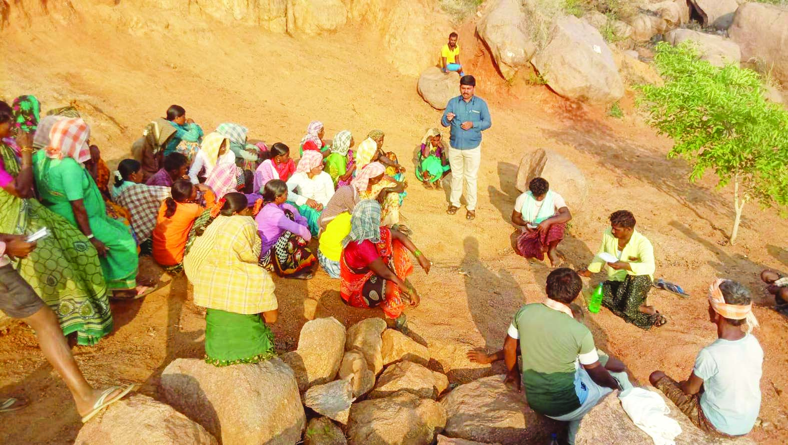 ఉపాధి కూలీలతో మాట్లాడుతున్న లింగన్న