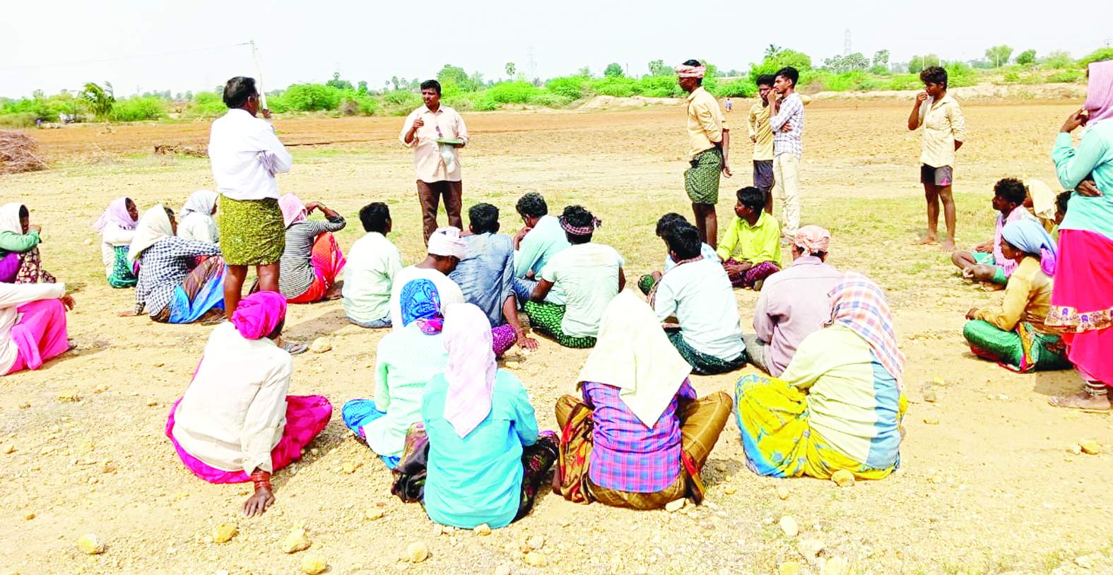 ఉపాధి కూలీలతో మాట్లాడుతున్న వీరశేఖర్‌