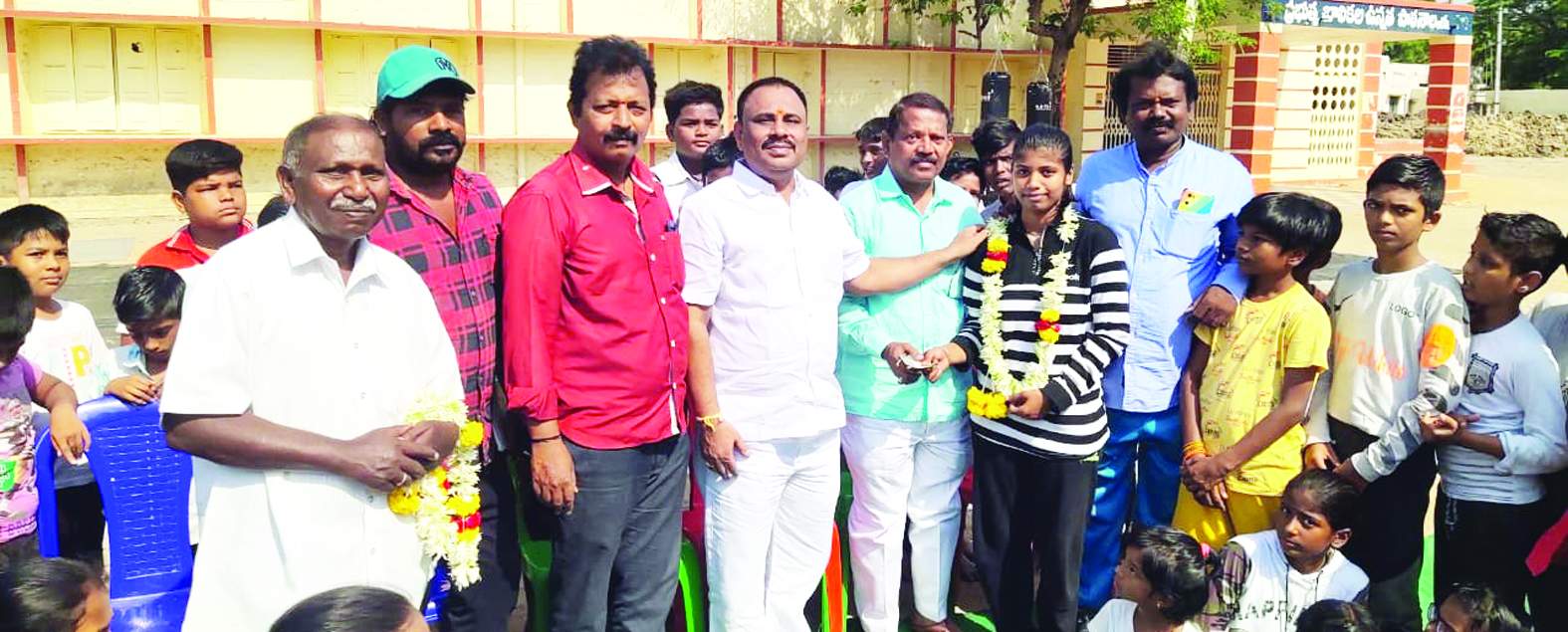 ప్రతిభ కనబరిచిన తస్లీమాకు నగదు అందజేస్తున్న అప్సర్‌ బాష