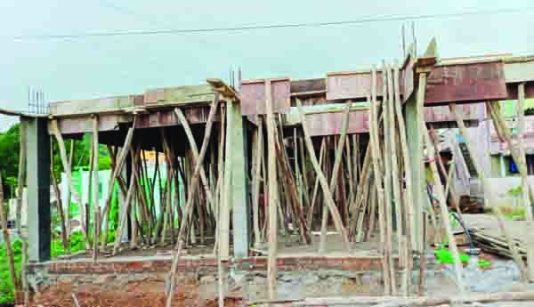 అనంతగిరిలో జోరుగా అక్రమ కట్టడం