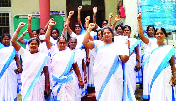 సమస్యలను పరిష్కరించాలని ఆశ వర్కర్ల నిరసనలు