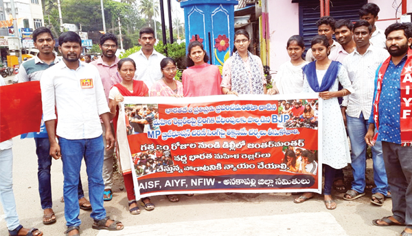  మహిళా రెజ్లర్లకు మద్దతుగా ఆందోళన