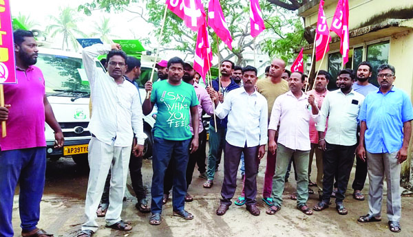 కనీస వేతనం అమలు చేయాలని జివిఎంసి క్లాప్‌ డ్రైవర్ల ధర్నా