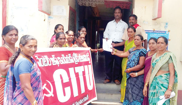 'ఉపాధి హామీ'కి బడ్జెట్‌ కేటాయింపులు పెంచాలని ధర్నా