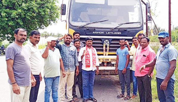 నిలుపుదల చేసిన కార్మికులను తిరిగి విధుల్లోకి తీసుకోవాలని ఆందోళన