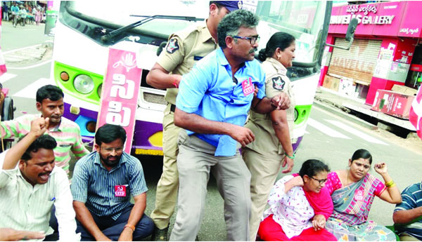 విశాఖ ఉక్కు ప్రైవేటీకరణపై రాస్తారోకోలు