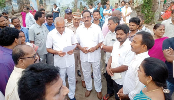 ఎమ్మెల్యే దృష్టికి గవర్ల అనకాపల్లి సమస్యలు