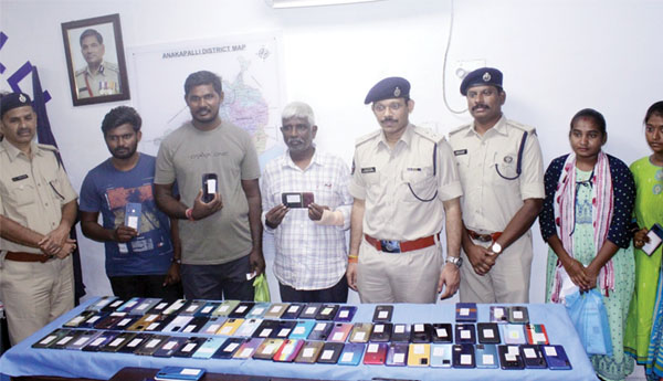 రికవరీ ఫోన్లు బాధితులకు అందజేత