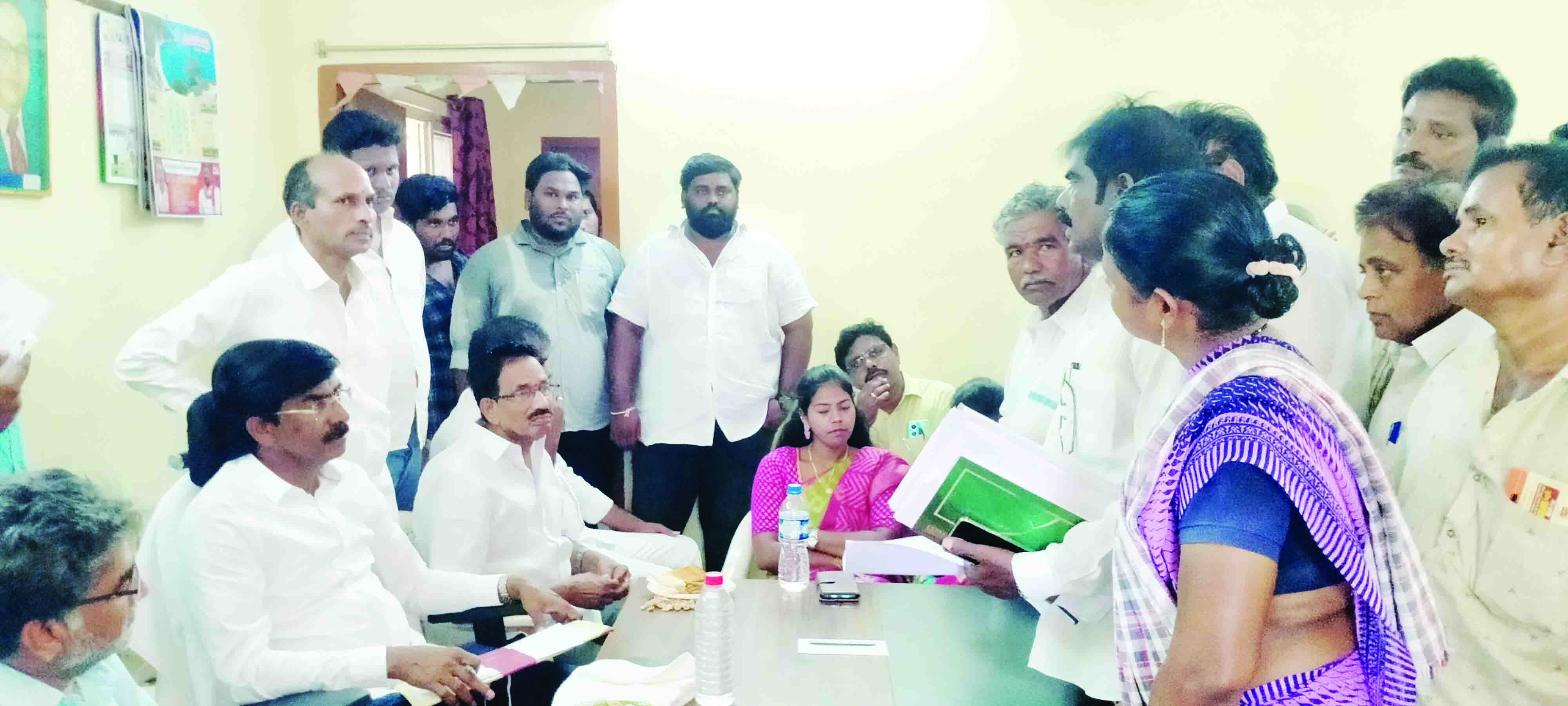 ఎంఎల్‌ఎకు గిరిజనుల గోడు