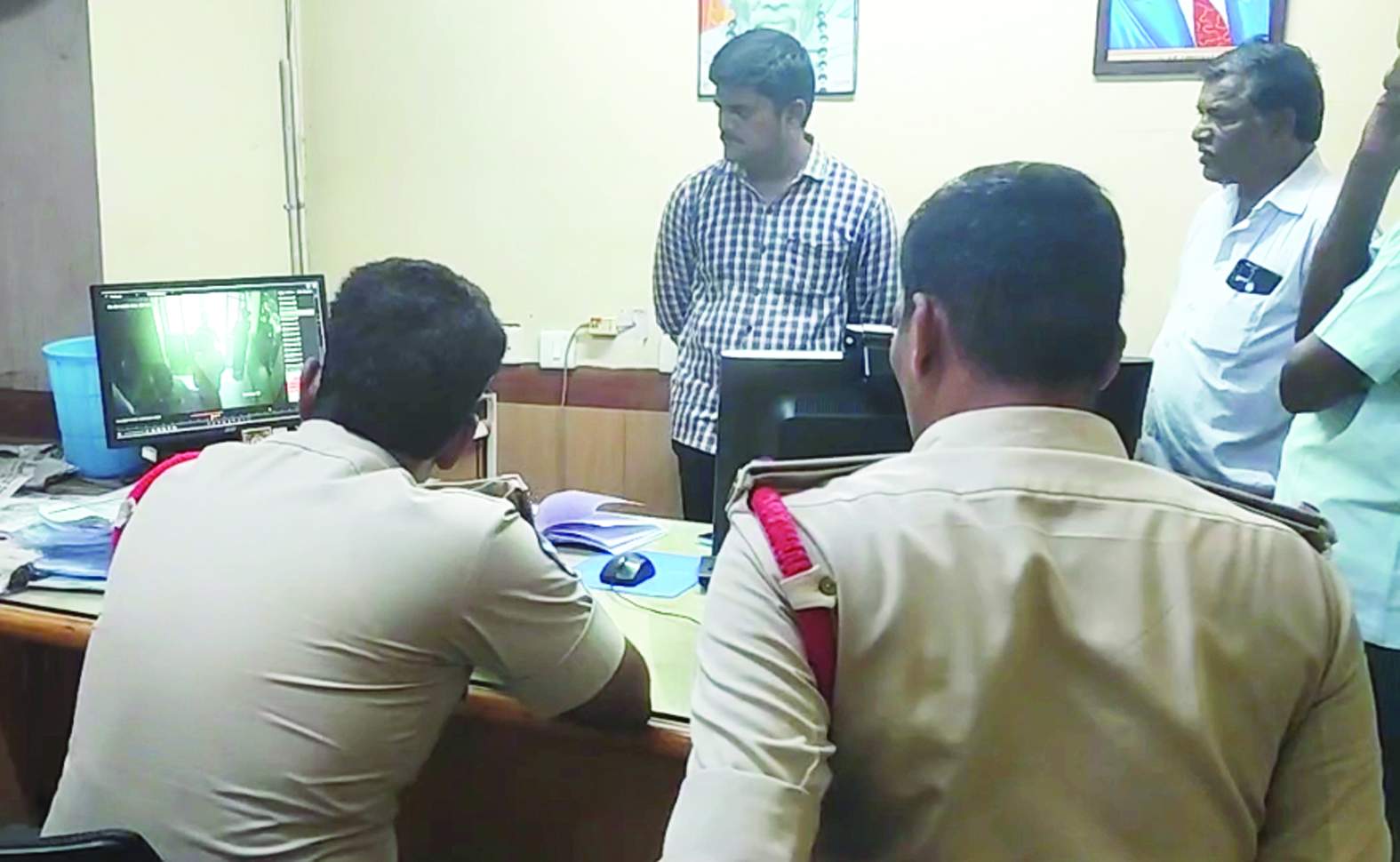 బ్యాంకులో సిసి ఫుటేజీని పరిశీలిస్తున్న సిఐ వెంకటేశ్వర్లు, ఎస్‌ఐ నాయక్‌