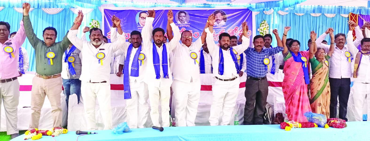 అభివాదం చేస్తున్న నాయకులు