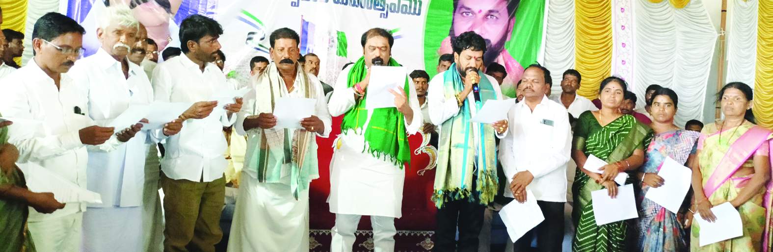 ప్రమాణ స్వీకారం చేయిస్తున్న మంత్రి గుమ్మనూరు