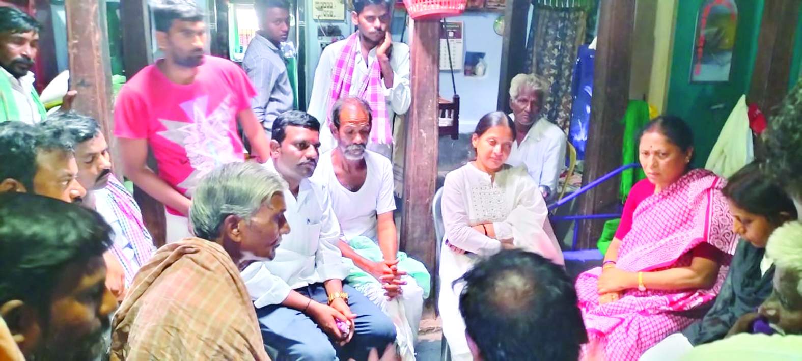 కుటుంబాన్ని పరామర్శిస్తున్న కోట్ల సుజాతమ్మ