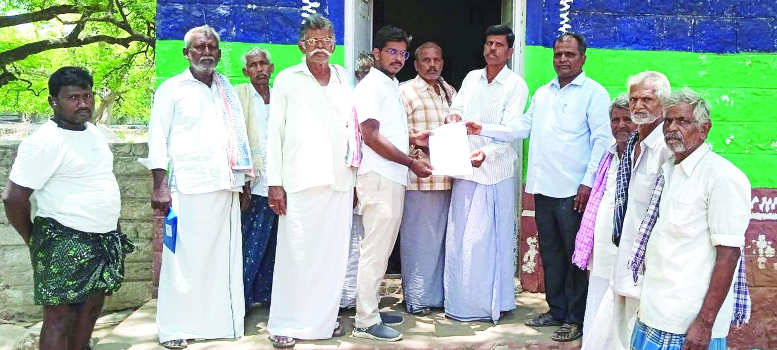 వినతిపత్రం అందజేస్తున్న నాయకులు