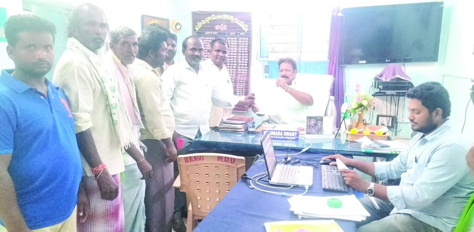 తహశీల్దార్‌కు వినతిపత్రం అందజేస్తున్న నాయకులు