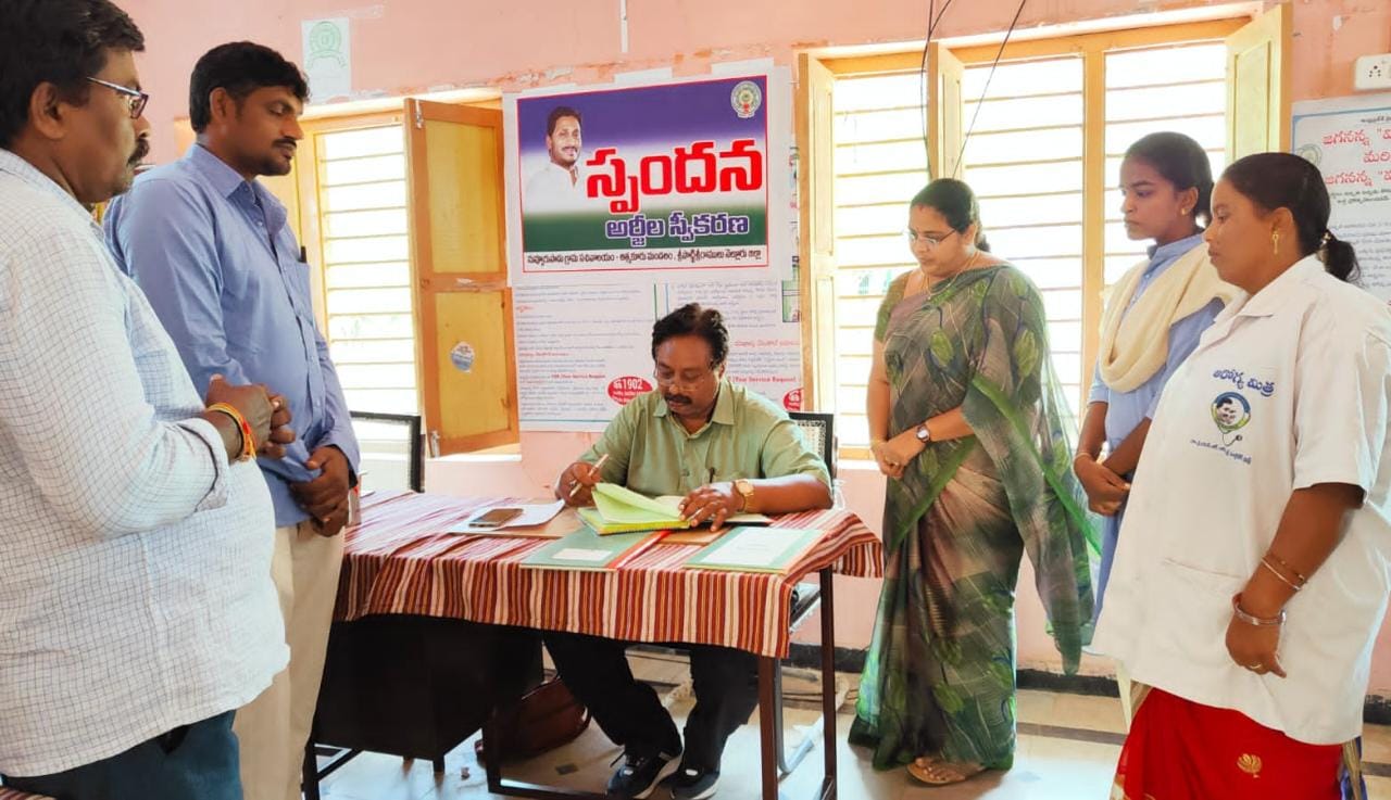 సచివాలయంలో ఎంపిడిఒ తనిఖీలు