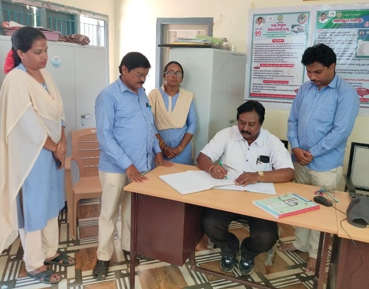 సచివాలయంలో ఎంపిడిఒ తనిఖీ