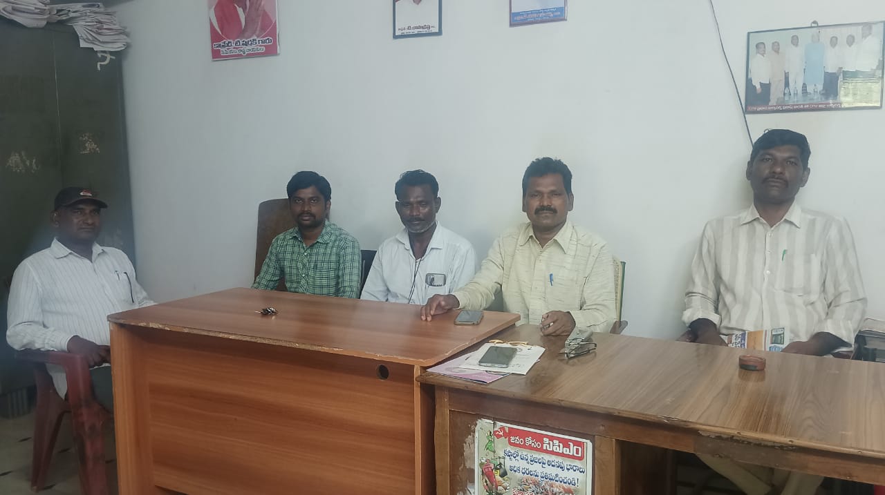 సమావేశంలో మాట్లాడుతున్న సిపిఎం జిల్లా కార్యదర్శి వర్గ సభ్యుడు వి యేసు రత్నం