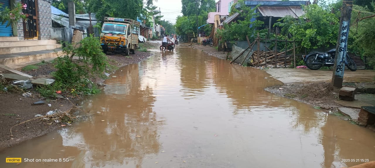 ఆత్మకూరు మండల కేంద్రంలో వర్షానికి రోడ్డుపై చేరిన నీరు 