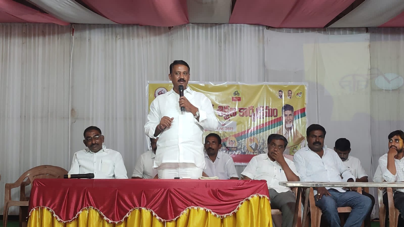 సమావేశంలో మాట్లాడుతున్న మాజీ ఎమ్మెల్యే బుడ్డా రాజశేఖర్‌ రెడ్డి