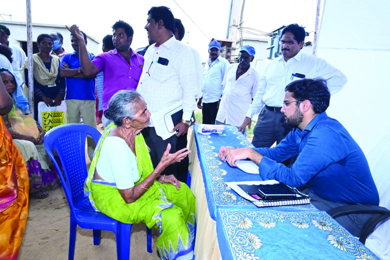 రుణమేళాను పరిశీలించిన కమిషనర్‌