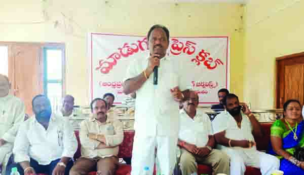 సమాజాభివృద్ధిలో పాత్రికేయులు కీలకం