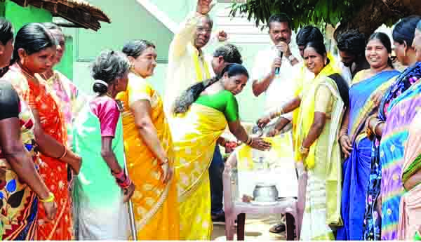 చంద్రబాబు చిత్ర పటానికి పాలాభిషేకం