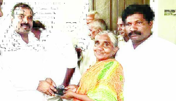 కళ్ల అద్దాలు అందజేత