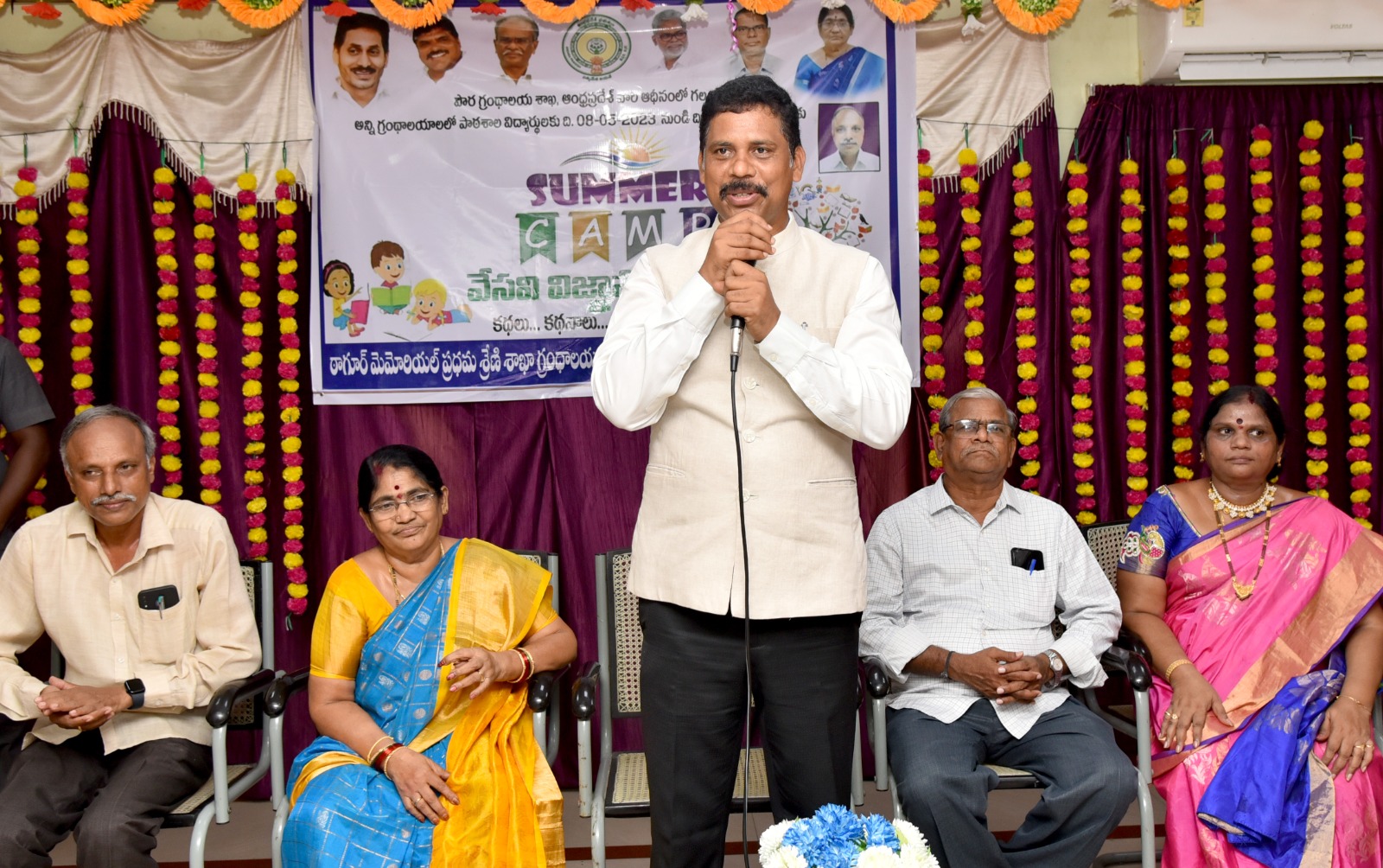 పుస్తక పఠనమే మేధోశక్తికి దిక్చూచి