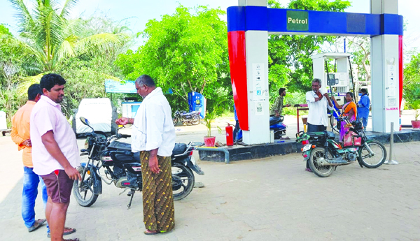భట్టిప్రోలు పెట్రోలు బంక్‌లో చేతివాటం