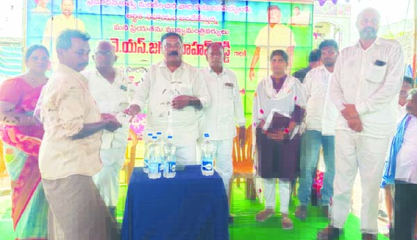 మృతుల కుటుంబాలకు బీమా సాయం అందజేత