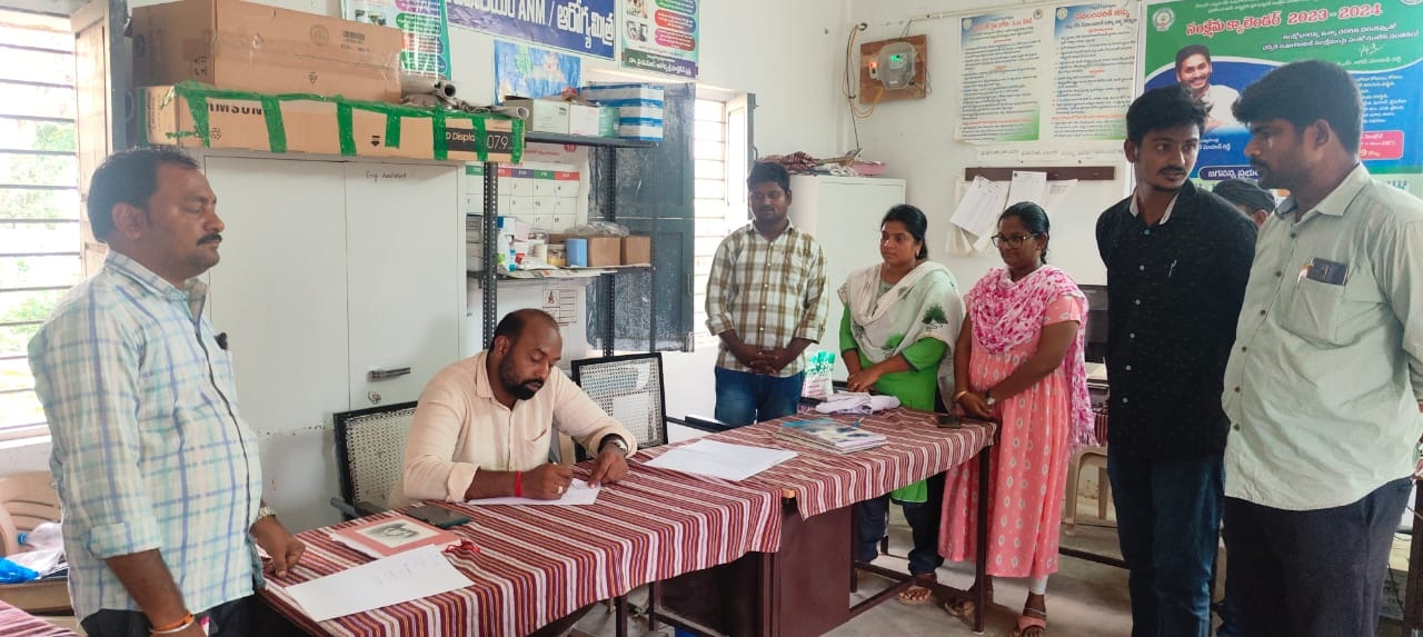 సచివాలయాల్లో తహశీల్దారు తనిఖీలు
