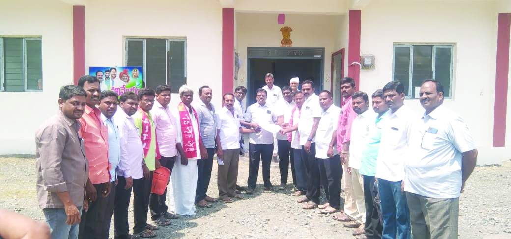 తహశీల్దార్‌కు వినతి పత్రం అందజేస్తున్న జర్నలిస్టులు, ప్రజా సంఘాల నాయకులు