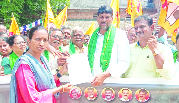 పంట నష్టపరిహారం చెల్లించాలి: నరేంద్రవర్మ