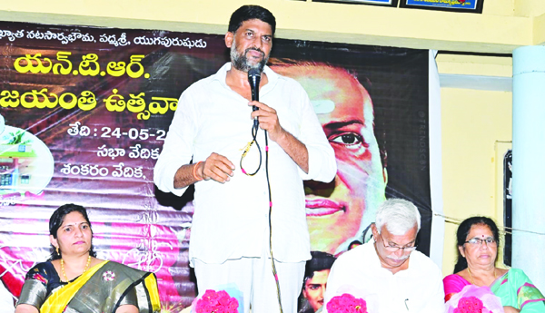 విద్యార్థులకు పురస్కారాలు ప్రదానం