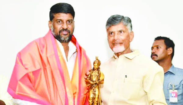 నరేంద్రవర్మను సన్మానించిన చంద్రబాబు