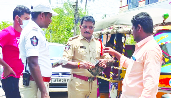 ట్రాఫిక్‌ నియమాలు పాటించాలి: సిఐ